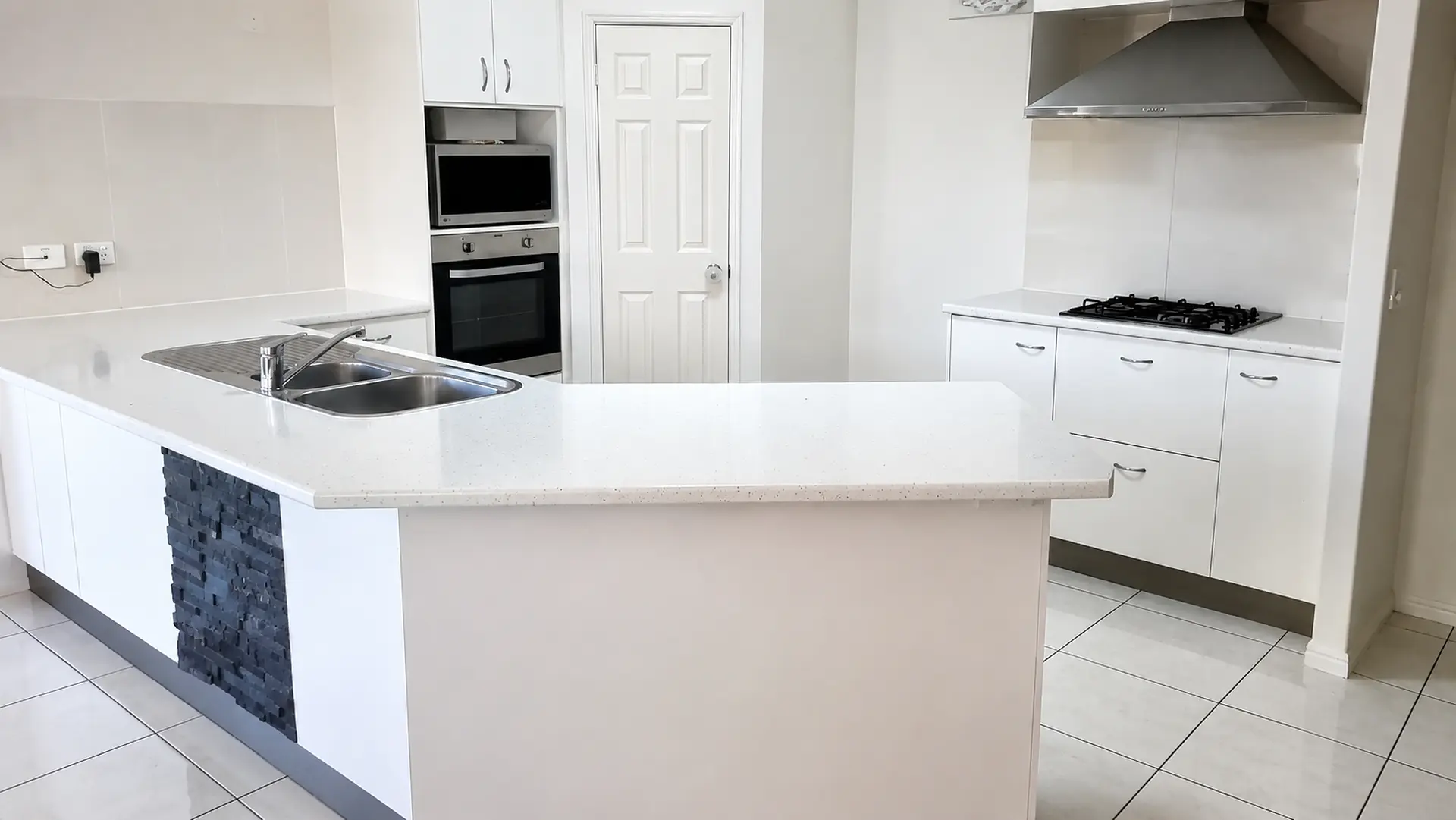 Bright white kitchen: A clean, contemporary benchtop finish
